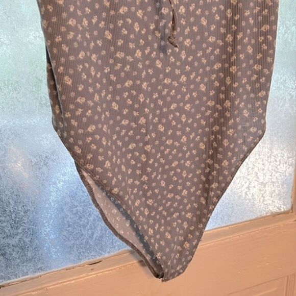 Wild Fable Women’s Light Blue Floral front tie Tank top bodysuit size m - Picture 3 of 6